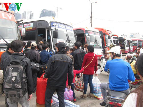 Dịp lễ, Tết lại nóng câu chuyện tàu, xe tại Hà Nội và thành phố Hồ Chí Minh (29/12/2017)